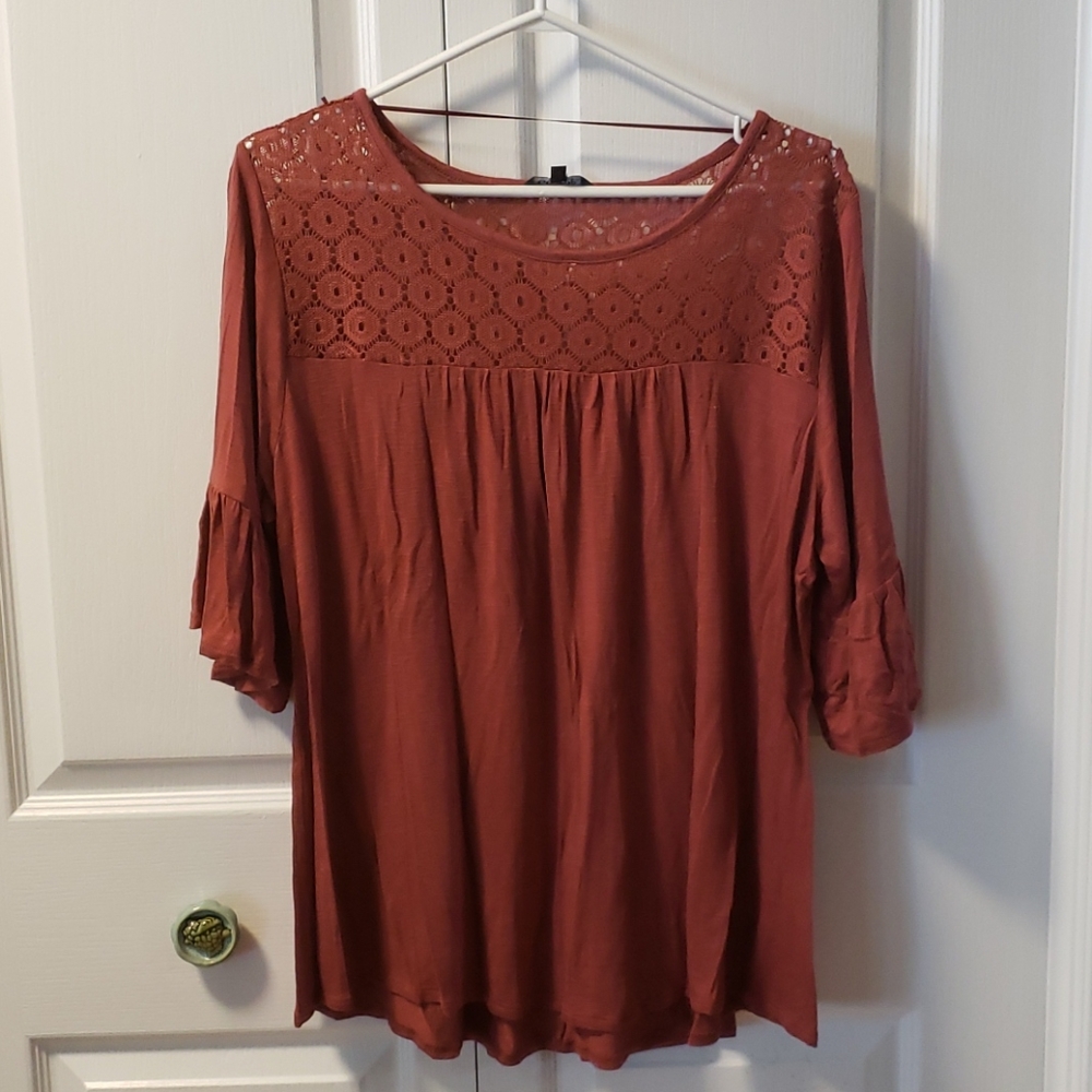 5/$20🕸 lace detail rust colored top